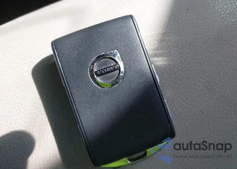 2021 Volvo Xc40 T5 Momentum z USA, uszkodzony, nr VIN YV4162UK4M2457735